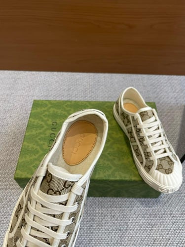 حذاء ماركة ‏Gucci
