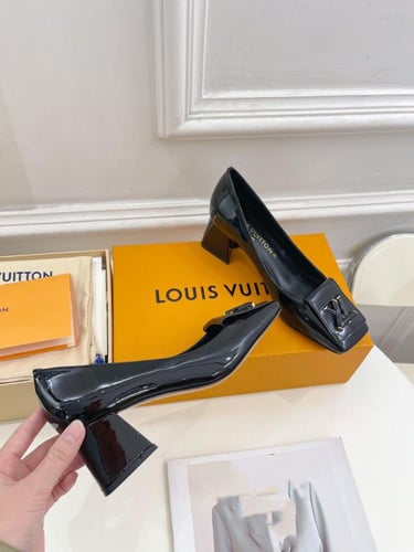 حذاء نسائي ماركة LV