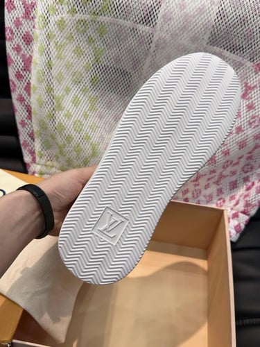 حذاء ماركة LV