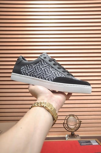 حذاء رجالي ماركة Burberry