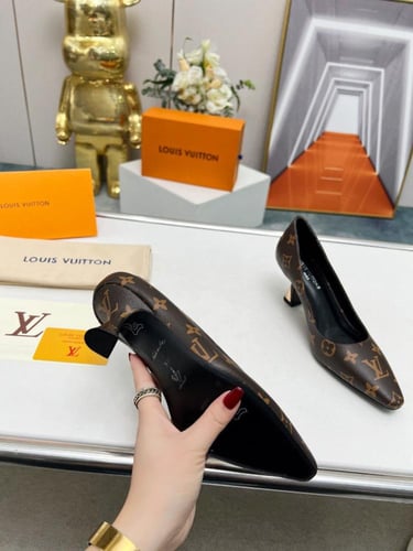 حذاء نسائي ماركة LV