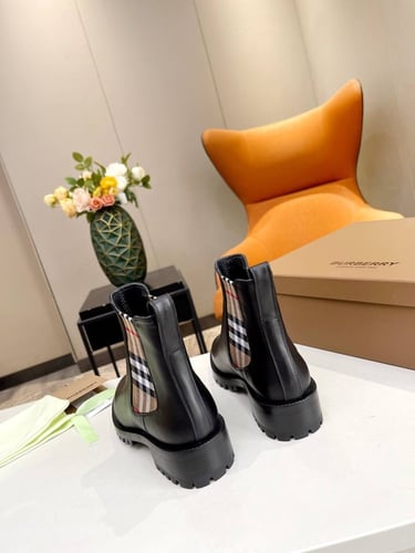 حذاء ماركة Burberry