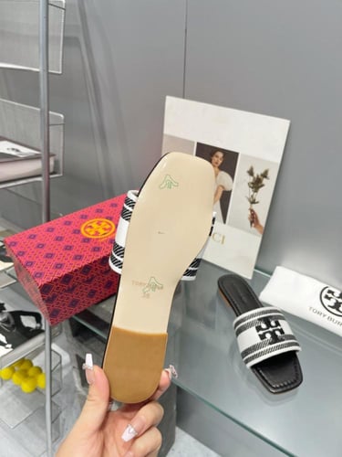 حذاء نسائي ماركة ‏Toryburch