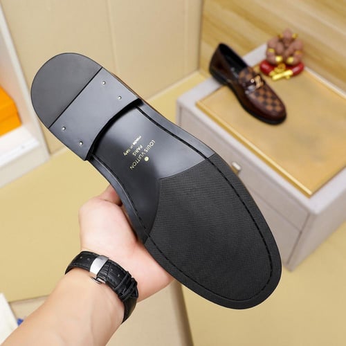 حذاء رجالي ماركة LV