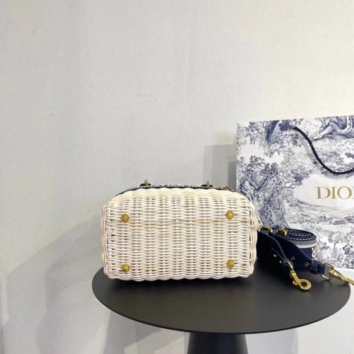 شنطة نسائية ماركة Dior