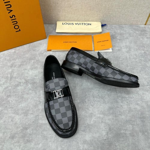 حذاء رجالي ماركة LV