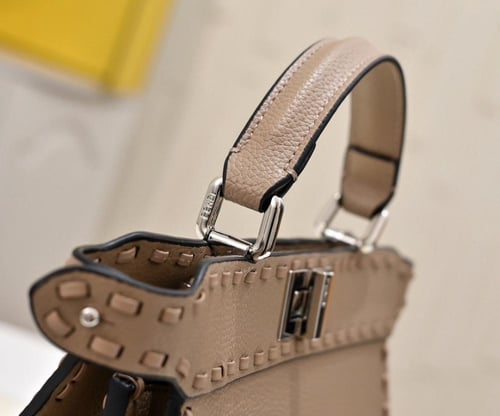 حقيبة نسائية ماركة Fendi