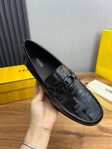 حذاء رجالي ماركة Fendi