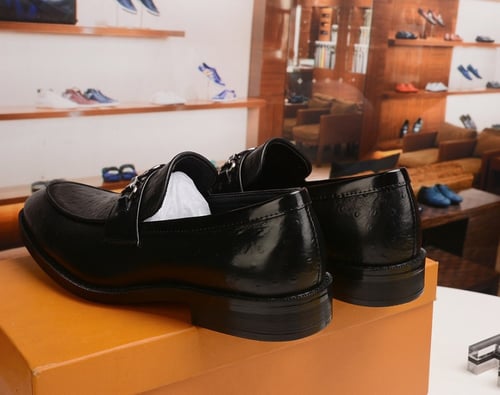 حذاء رجالي ماركة LV