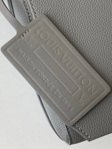 شنطة نسائية ماركة LV