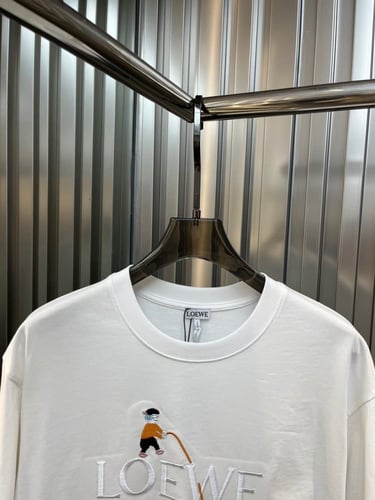 تي شيرت ماركة ‏Loewe