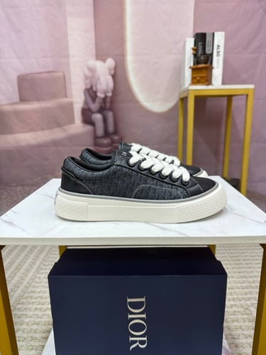 حذاء ماركة Dior