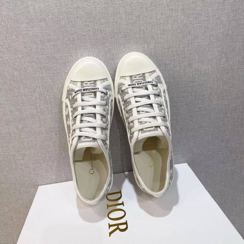 حذاء ماركة Dior