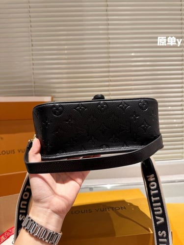 شنطة نسائية ماركة LV