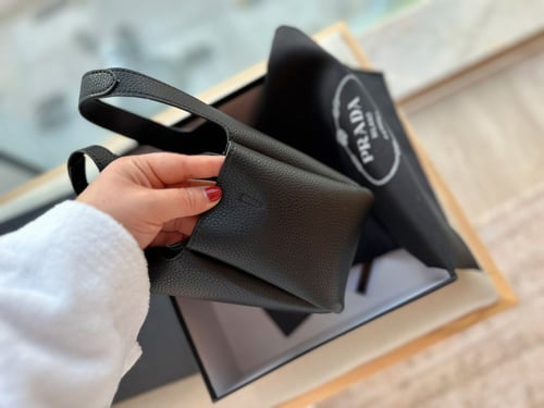 شنطة نسائيه ماركة Prada