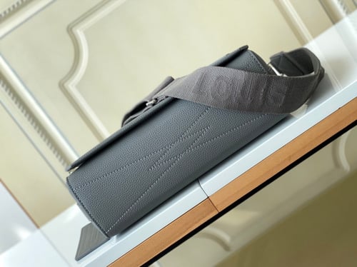 شنطة نسائية ماركة LV