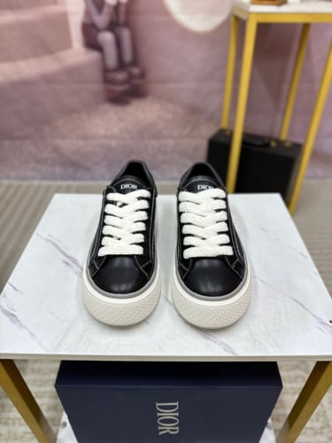 حذاء ماركة Dior