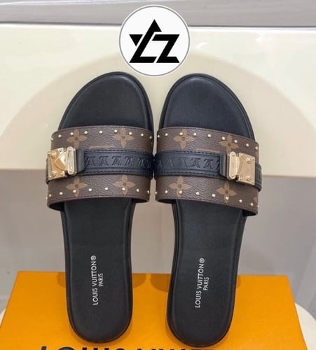 حذاء نسائي ماركة LV