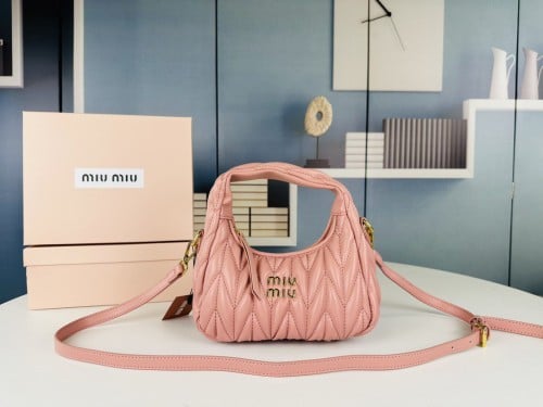 شنطة نسائية ماركة Miumiu