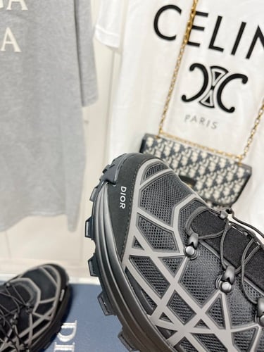 حذاء ماركة Dior