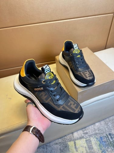 حذاء رجالي ماركة Fendi