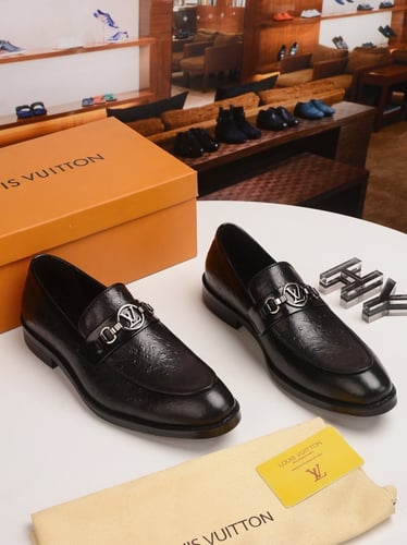 حذاء رجالي ماركة LV