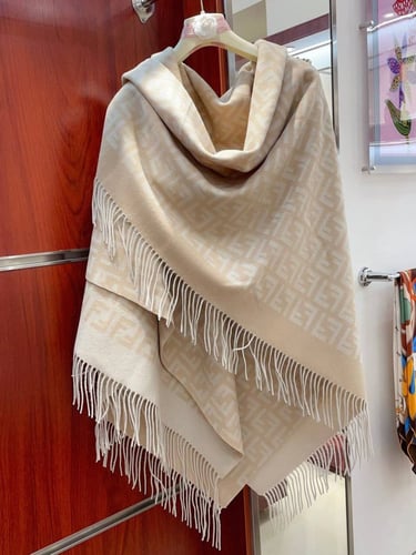 شال ماركة Fendi