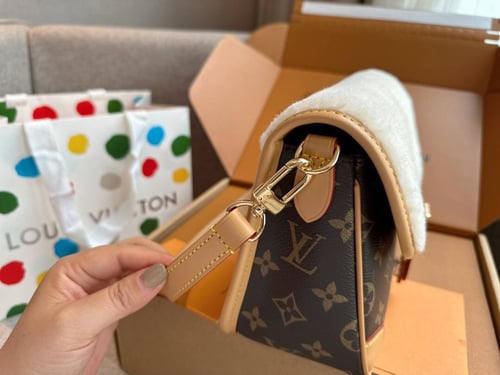 شنطة نسائية ماركة LV