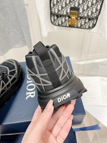 حذاء ماركة Dior