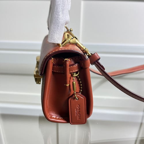 شنطة نسائية ماركة Coach