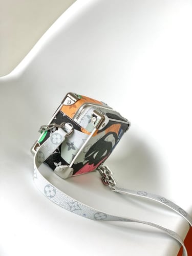 شنطة ماركة LV