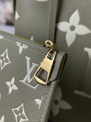 شنطة نسائية ماركة LV