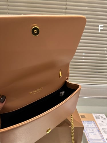 شنطة نسائية ماركة Burberry