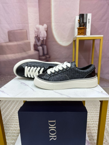 حذاء ماركة Dior