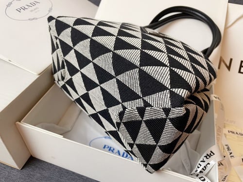 شنطة نسائية ماركة Prada