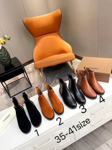 حذاء ماركة Burberry