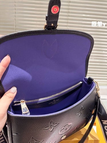 شنطة نسائية ماركة LV