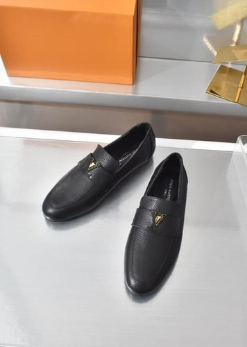 حذاء نسائي ماركة LV