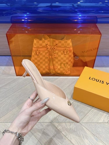 حذاء نسائي ماركة LV