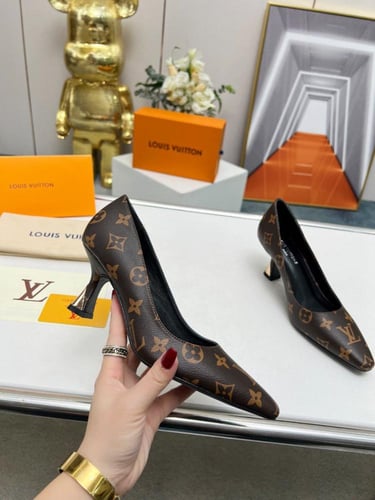 حذاء نسائي ماركة LV