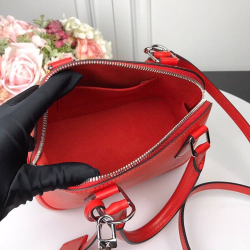 شنطة نسائية ماركة LV