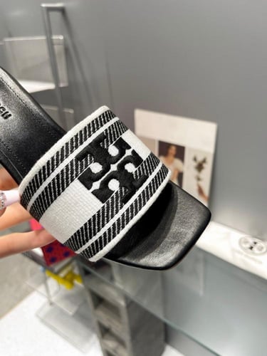 حذاء نسائي ماركة ‏Toryburch