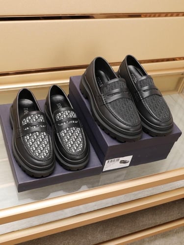 حذاء ماركة Dior