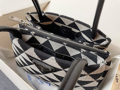 شنطة نسائية ماركة Prada