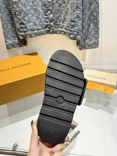 حذاء ماركة LV