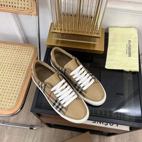 حذاء ماركة Burberry