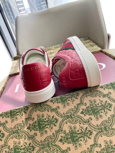 حذاء ماركة ‏Gucci