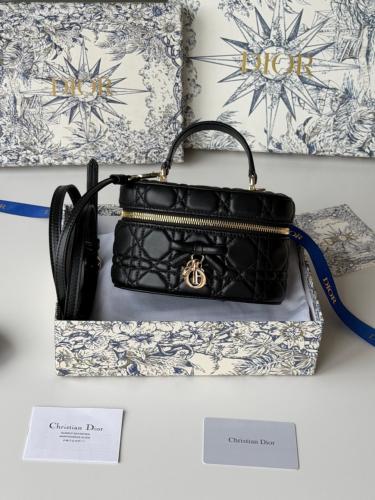 شنطة نسائية ماركة Dior