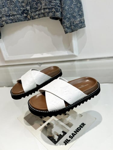 حذاء ماركة LV