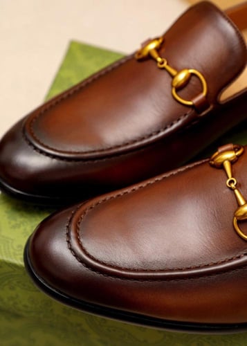 حذاء رجالي ماركة Gucci